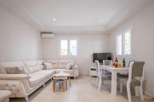 a living room with a couch and a table at villa Silda in Atsoupádhes