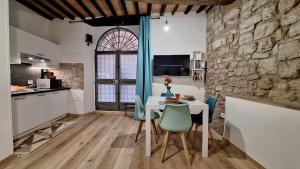 a kitchen and dining room with a table and chairs at La Casetta di Cri in Todi