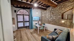 een woonkamer met een bank en een tafel bij La Casetta di Cri in Todi