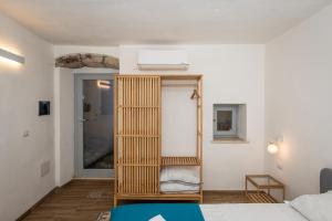 een kamer met een boekenplank naast een bed bij Guest House - Appusentu in Castelsardo +30 foto's