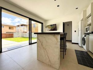 una cucina con un bancone e un piano di lavoro in una casa di Vila do Sol a Florianópolis