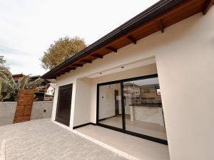 una grande porta a vetri sul lato di una casa di Vila do Sol a Florianópolis