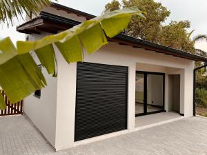 una casa con porte da garage nere di Vila do Sol a Florianópolis
