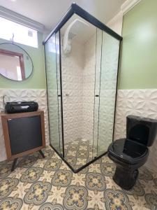 Et badeværelse på Apê dos Sonhos - Capri Morada & Mar - Vista Mar + 30 billeder