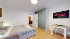 Postel nebo postele na pokoji v ubytování NEW Studio by Nivy & Bus Station w AC + 4 fotografie