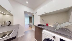 Kuchyň nebo kuchyňský kout v ubytování NEW Studio by Nivy & Bus Station w AC