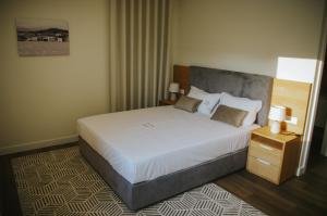 ein Schlafzimmer mit einem großen Bett in einem Hotelzimmer in der Unterkunft Sandoco House - Golf Adventure in Arcozelo + 31 Fotos