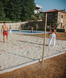 eine Gruppe von Menschen, die Volleyball spielen in der Unterkunft Sandoco House - Golf Adventure in Arcozelo
