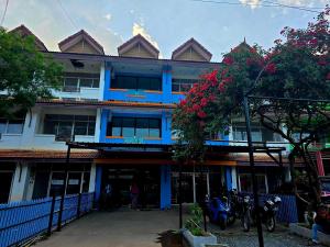 een blauw gebouw met motoren ervoor geparkeerd bij At Mutta Lanta House in Ko Lanta Yai