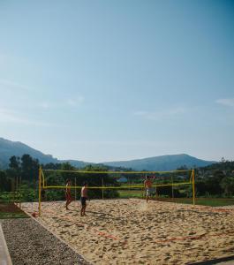 eine Gruppe von Menschen, die am Strand Fußball spielen in der Unterkunft Sandoco House - Golf Adventure in Arcozelo