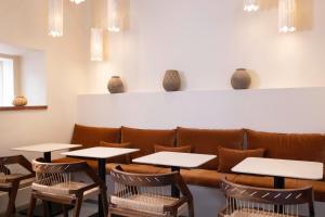 een eetkamer met tafels en een bank bij Crisol Belle Epoque in Cannes +12 foto's