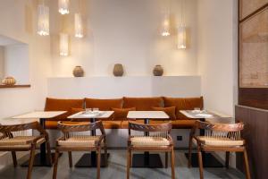 een eetkamer met tafels en een bank bij Crisol Belle Epoque in Cannes