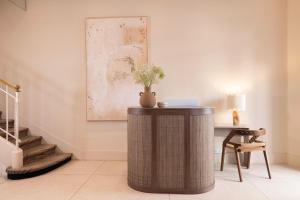 een tafel met een vaas erop in een kamer bij Crisol Belle Epoque in Cannes