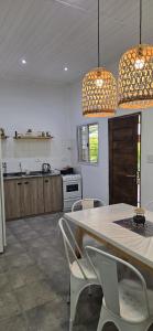 una cucina con un tavolo e sedie in una stanza di Nuestra Casa en Paso a Paso de la Patria