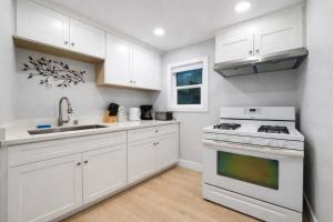 Køkken eller tekøkken på #Marbella Lane - Spacious 2BR Home Near Westgate + 5 billeder