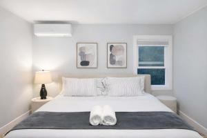 En eller flere senge i et værelse på #Marbella Lane - Spacious 2BR Home Near Westgate