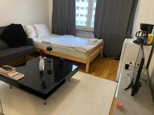 En eller flere senge i et værelse på Private Room in Uppsala