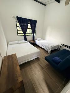 En eller flere senge i et værelse på Finca Villa Esther