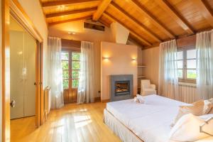 Giường trong phòng chung tại Espectacular casa con jardín próxima a Pamplona