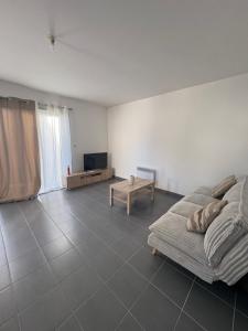 ein Wohnzimmer mit einem Bett und einem Tisch in der Unterkunft Maison Carredas B in Bouliac