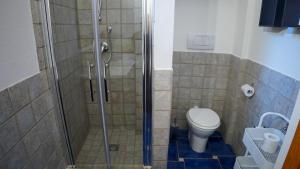 een badkamer met douche en toilet bij BlueBlu Apartment in Brindisi +12 foto's