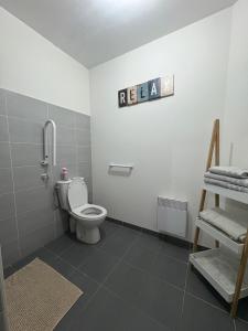 Ein Badezimmer mit Toilette und einem Schild mit der Aufschrift „Rückfall“. in der Unterkunft Maison Carredas B in Bouliac + 14 Fotos