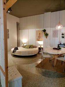 een slaapkamer met een bed, een tafel en stoelen bij Cerchio di Luce in Locorotondo
