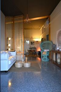 een woonkamer met een bank en een tafel bij Cerchio di Luce in Locorotondo +3 foto's