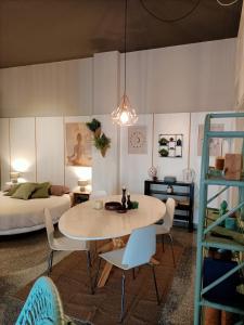 een kamer met een tafel en stoelen en een bed bij Cerchio di Luce in Locorotondo