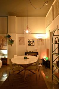 een eetkamer met een tafel en stoelen bij Cerchio di Luce in Locorotondo