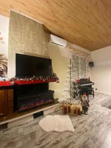 TV a/nebo společenská místnost v ubytování Casa acogedora familiar en la montaña