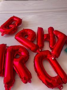een groep rode aidsborden op een tafel bij Taouarguit Guest House in Imsouane