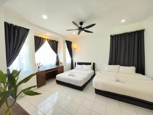 En eller flere senge i et værelse på Comfy Corner House 4BR @10 mins legoland 10-16pax