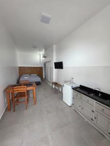 Nhà bếp/bếp nhỏ tại Flat Rota do Sol Bombinhas Centro 100 metros da praia - sem cozinha
