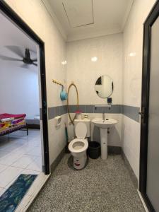 Et badeværelse på Comfy Corner House 4BR @10 mins legoland 10-16pax + 30 billeder