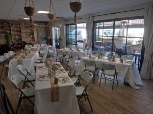 ein Zimmer mit Tischen und Stühlen mit weißen Tischdecken in der Unterkunft Villa Raphaëlle #4 Centre ville avec parking in Le Havre