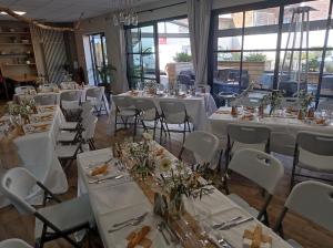 ein Raum mit Tischen und Stühlen mit weißer Bettwäsche in der Unterkunft Villa Raphaëlle #4 Centre ville avec parking in Le Havre