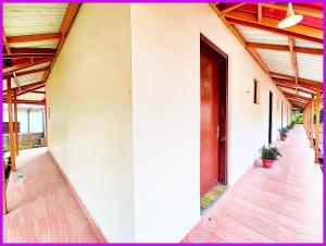 un corridoio vuoto di un edificio con porta di Hotel Saanidhya Blue Moon Palace Inn Near Bhimtal Lake- Wifi - Room Service - Parking Facilities - Velly view Hotel a Nainital