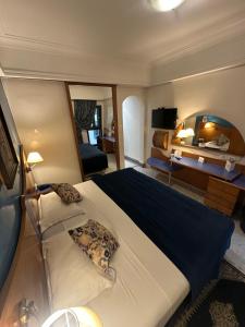 Un dormitorio con una cama grande y una sala de estar. en Hotel Mounia, en Fez 42 fotos más