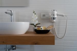 een badkamer met een wastafel, een waskom en een lamp bij Namuri Catania Centro in Catania +43 foto's