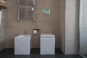 een badkamer met toilet en wastafel bij Namuri Catania Centro in Catania