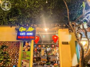 een restaurant met een uithangbord voor een cadeauwinkel bij Homestay GÁC MƠ Vũng Tàu in Vung Tau
