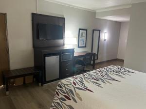 TV a/nebo společenská místnost v ubytování Red Roof Inn Gastonia