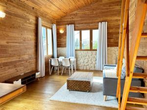 een kamer met een bed, een tafel en stoelen bij Duplex Chalet style private yard 150m to RER in Bagneux