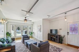 TV a/nebo společenská místnost v ubytování The Riverfront + 34 fotografií