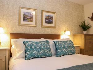 een slaapkamer met een wit bed met 2 kussens bij Paye House - Cromarty in Cromarty