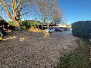 een parkeerplaats met een auto geparkeerd onder een hoes bij Canal Side Retreat in Heybridge