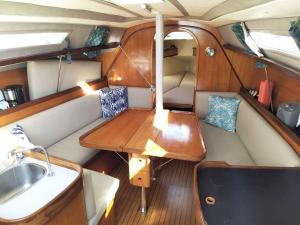 een kleine boot met een tafel en een wastafel bij Sleep aboard a sailing boat in Lisbon in Lissabon
