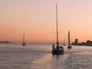 een boot in het water met twee mensen erop bij Sleep aboard a sailing boat in Lisbon in Lissabon