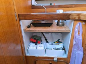 een kast met servies en keukengerei bij Sleep aboard a sailing boat in Lisbon in Lissabon +41 foto's